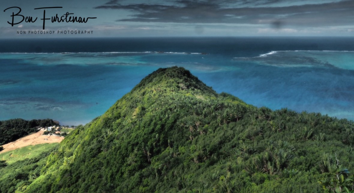 Spectacular view over the reef , clearly visible as a wave break, Lion Mountain 